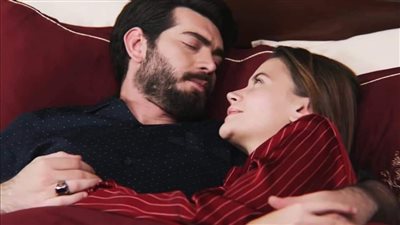كنت قاعده في بيتنا وبقلب في التليفزيون