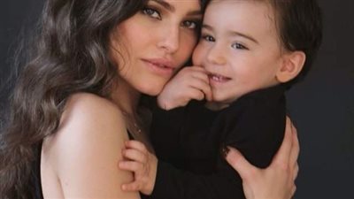 بعدما شككت في نسبه للحصول على الميراث.. أخت مصطفى قمر تتهمه بالتزوير والتهرب من التجنيد