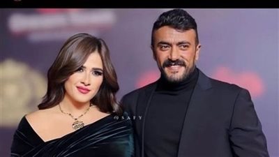 ياسمين عبد العزيز ټخطف الأنظار برفقة العوضي في أحدث ظهور