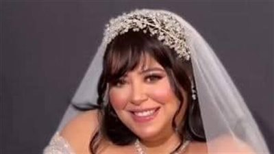 ابنة فنان شهير.. لن تصدق من هي عروسة حفل الزفاف المثير للجدل؟