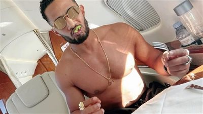 محمد رمضان يكشف عن إصابة ظهره أثناء تصويره أحد الإعلانات.. صور