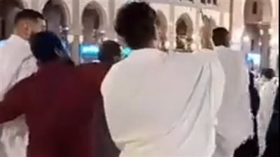 أثناء أدائه العمرة.. شباب يطاردون بنزيما في الحرم المكي لالتقاط سيلفي معه