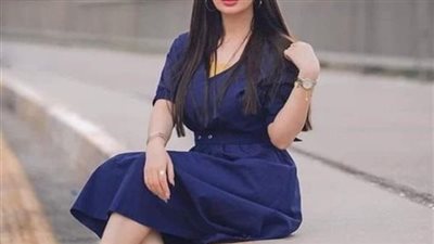 وقفت امراه ثريه في الطريق
