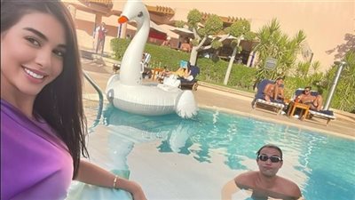 ياسمين صبري مع فنان شهير في حمام السباحة