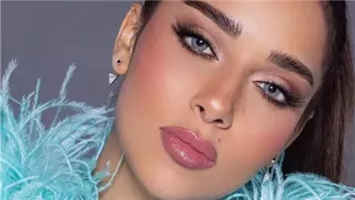 بطريقة غريبة.. الفنانة بلقيس تقف على مسرح دبي وتطلب المساعدة