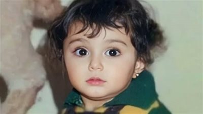 حبيبة الملايين😍.. وفتاة أحلام الشباب لو ماعرفت مين هي بعد أن كبرت معناته ماعندك قوة ملاحظة😅.. ركزوا كتيييير منيح 😉..
