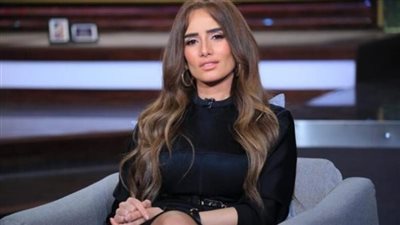 زينة تثير الجدل بوضعيات غريبة.. كيف ظهرت؟