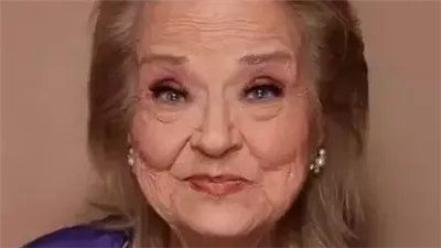 هذه المرأة المسنة في عمر الـ 90 كانت من أجمل وأشهر الممثلات في السينما حفيدها فنان شهير.. من تكون؟!