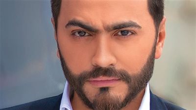 تامر حسني يدافع عن نفسه بعد حملة الھجوم عليه بسبب “إعلان شيبسي”