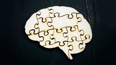 أنا شيء يمتلكه الجميع لكن لا أحد يستطيع رؤيتي أقود الانسان إلى القمة أو أجره إلى الهاوية من أنا ؟