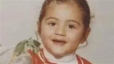 هذا الطفلة أصبحت اليوم زوجة وزير عربي وفنانة شهيرة.. والمفاجاة درجة الشبه مع ملامحها الحالية!! خمنوا من تكون