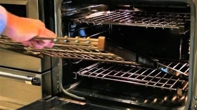 وداعاً للبقع العنيدة.. تنظيف الفرن بخطوات سهلة وبدون تعب