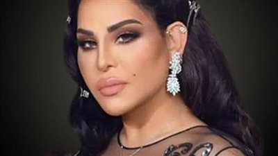 شاب سعودي يُمازح الفنانة الإماراتية أحلام وهي على المسرح بكلام جريء وزوجها بجانبه !! والفنانة تصدم الجميع بردها عليه امام الجمهور !!