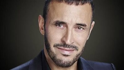 إفلاس الفنان كاظم الساهر يصدم الجمهورصورته وهو وحيد ويفترش أرض المطار أبكت الجميع على حاله!