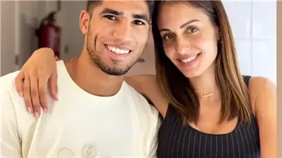 انتشرت صورة لسعيدة موح والدة نجم الكرة المغربي أشرف حكيمي، مع حسناء مغربية محجبة اهتمام وسائل الإعلام ورواد مواقع التواصل الاجتماعي.