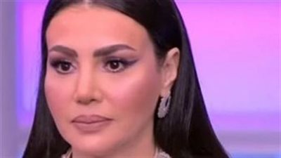 ما فعلته الفنانة المصرية دينا فؤاد مع رجل أفريقي داخل الحرم المكي فاجئ الجمهور.. والمتابعين
