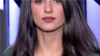 “علامات قيام الساعة تظهر”.. مذيع  يغازل زميلتة اﻹعلامية امام العالم دون اي ذرة خجل والمذيعة تقوم بردة فعل مجنونه ابهرت الجميع.. 