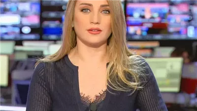 اجمل مذيعة شقراء في قناة الحدث تنسى أنها على الهواء مباشر… 