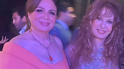إلهام شاهين ټخطف الأنظار بفستان شبابي قصير والجمهور : حرام عليكي احترمي سنك (صور)