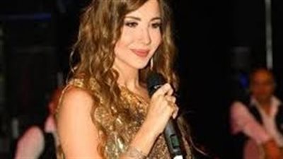 شاب يباغت نانسي عجرم أمام الجمهور.. والمفاجأة في ردة فعلها التي اشعلت مواقع التواصل !!