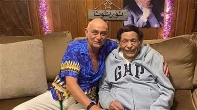 الزعيم عادل إمام يتنبأ بمۏت فنان ويبكي عليه.. هل فقد عقله وصار يهذي؟