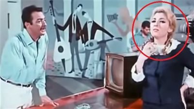 اكتشاف خطأ فادح لم يلاحظه أحد في مشهد نادية الجندي من فيلم «صغيرة على الحب» والأخيرة يجن چنونها !
