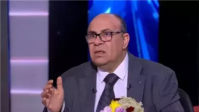 شاب مصري يصدم مبروك عطية: 