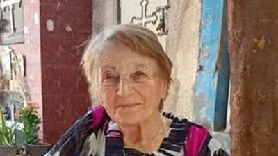 هذه العجوز الحسناء ابنة فنان شهير من الزمن الجميل.. من هي؟