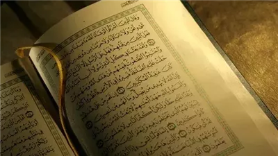 وَسَلَامٌ عَلَيْهِ يَوْمَ وُلِدَ وَيَوْمَ يَمُوتُ وَيَوْمَ يُبْعَثُ حَيًّا (15)