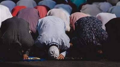 حالات يُباح فيها للمصلى قطع الصلاة؟ دار الإفتاء توضح