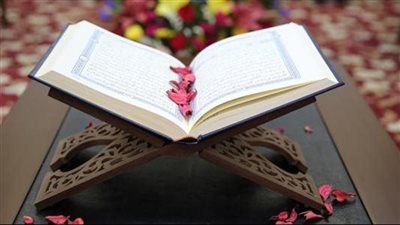 عندما ټوفي عثمان بن عفان نزلت قطرة من د.مه على المصحف.. ماهي الكلمة التي وقعت عليها
