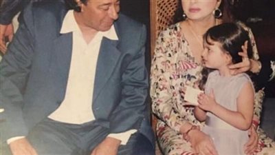 هذه الطفلة بجوار صلاح السعدني أصبحت فنانة مشهورة.. خمن من هي؟