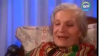 هذه العجوز كانت فنانة شهيرة رفضت الزواج من عبدالحليم حافظ وتزوجت مخرج وابنها فنان شهير.. من هي؟