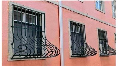 في إسبانيا يتم تصميم النوافذ بهذه العمدان الحديدية البارزة للخارج