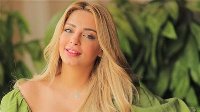 ظهور  لمي حلمي مع عمرو دياب على البحر