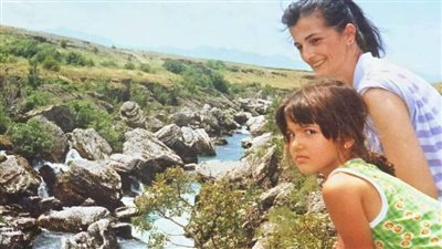 هذه الطفلة أصبحت فنانة شهيرة حاليًا.. خمن من هي؟
