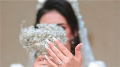 طلبت مني ان اكون عروسه