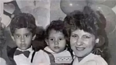 هذا الطفل الذي بجانب دنيا سمير غانم ووالدتها ينحدر من اسرة فنية وكبر ليصبح من أشهر الفنانين.. شديد الملاحظة سيعرفه!