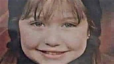البنت يلي بالصورة صارت أجمل وأشهر فنانة .. لو ركزت منيح لح تعرفها 