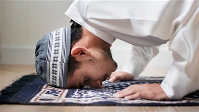 نهَى رسولُ اللهِ صلَّى اللهُ عليه وسلم عن نَقرةِ الغرابِ وافتراشِ السبعِ وأنْ يوطِّنَ الرجلُ المكانَ في المسجدِ كما يوطِّنُ البعيرُ