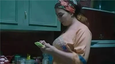 أخذ الزوج هاتف زوجته المشابِهَ لهاتفه