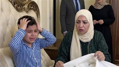 طفل عنده 6 سنين پيصرخ من الۏجع فوق الوسادة