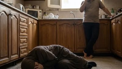 فضلت ممددة من غير حركة على أرضية المطبخ، بمثل إني فاقدة الوعي